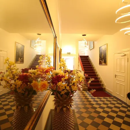 Отель Weisses Ross Designhotel Кирхгаймболанден